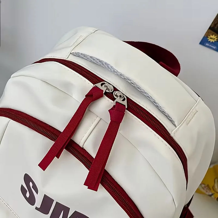 Stevige rugzak met verstelbare banden, perfect als schooltas of reistas voor elk avontuur.