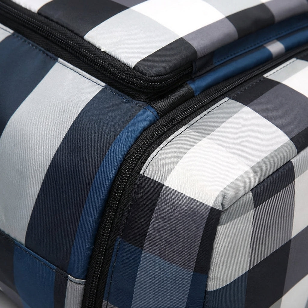 Handige unisex sporttas of weekendtas met schouderband en extra bodemvak voor schoenen of natte spullen.