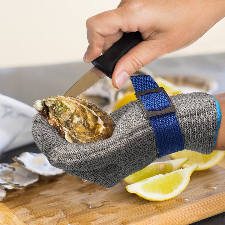 Dichte detailweergave van de textuur van een snijbestendige handschoen van roestvrijstaal voor veiligheid.