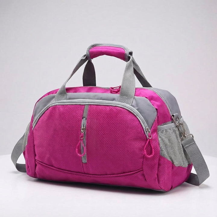 Compacte sportieve duffelbag; ideale reisaccessoire voor vliegreizen en korte trips, draagbaar.