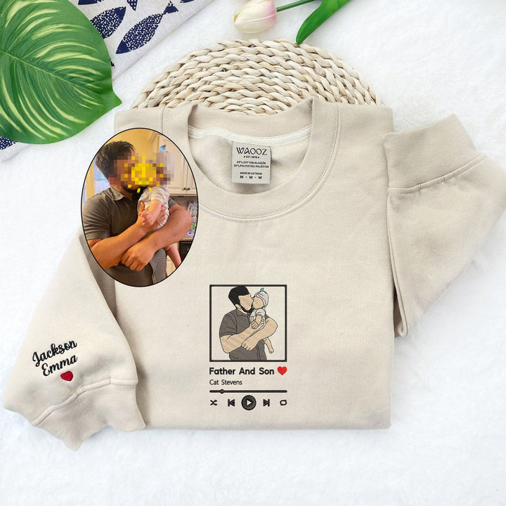 Close-up van het gepersonaliseerde fotoborduurwerk op een zacht unisex sweatshirt, ideaal als Moederdag cadeau.