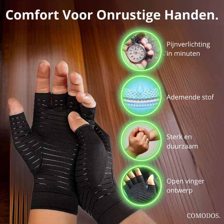 Persoon draagt zwarte therapeutische compressiehandschoenen, effectief tegen handpijn en zwelling.