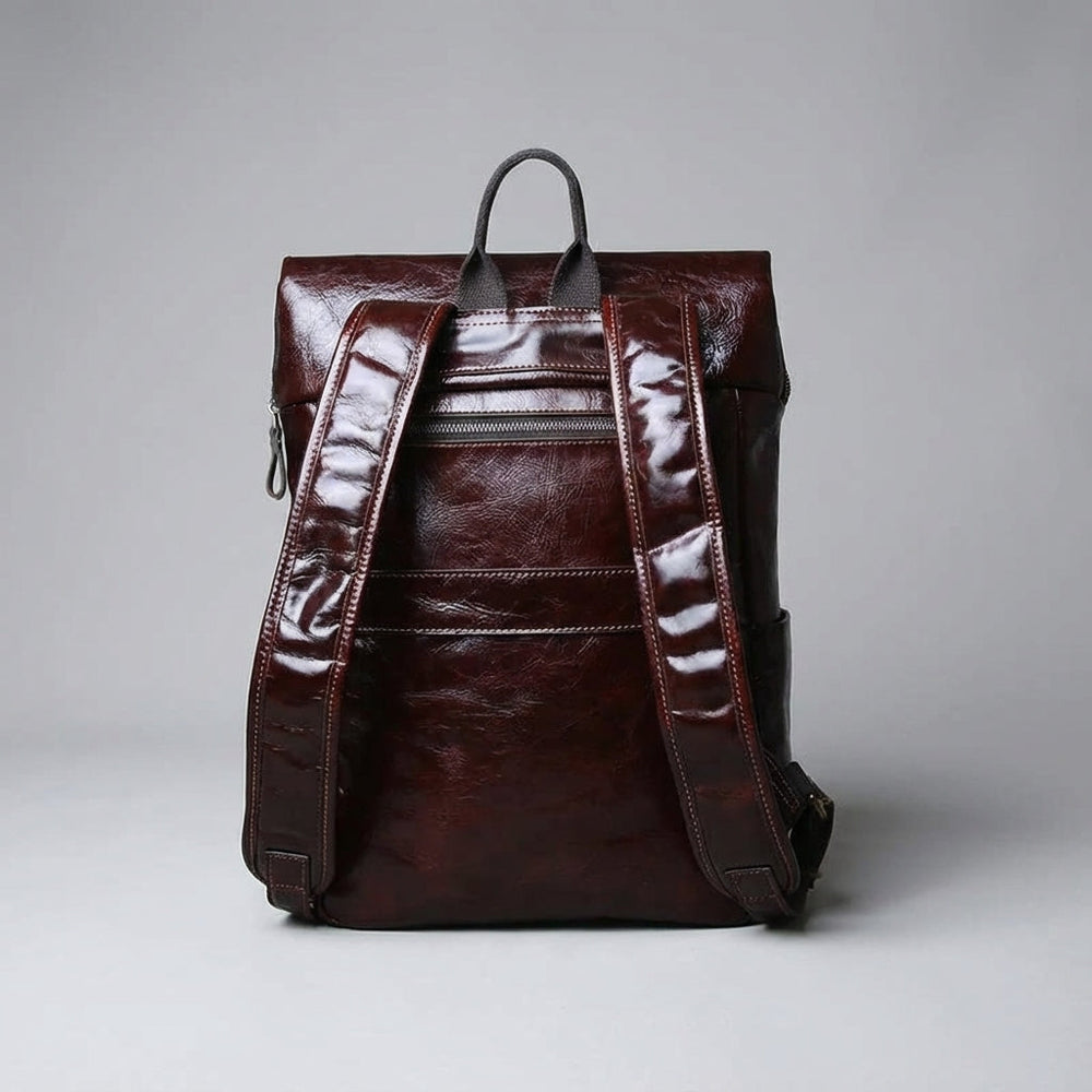 Ruime leren unisex rugzak met laptopvak, perfect georganiseerd voor school, werk of reizen.