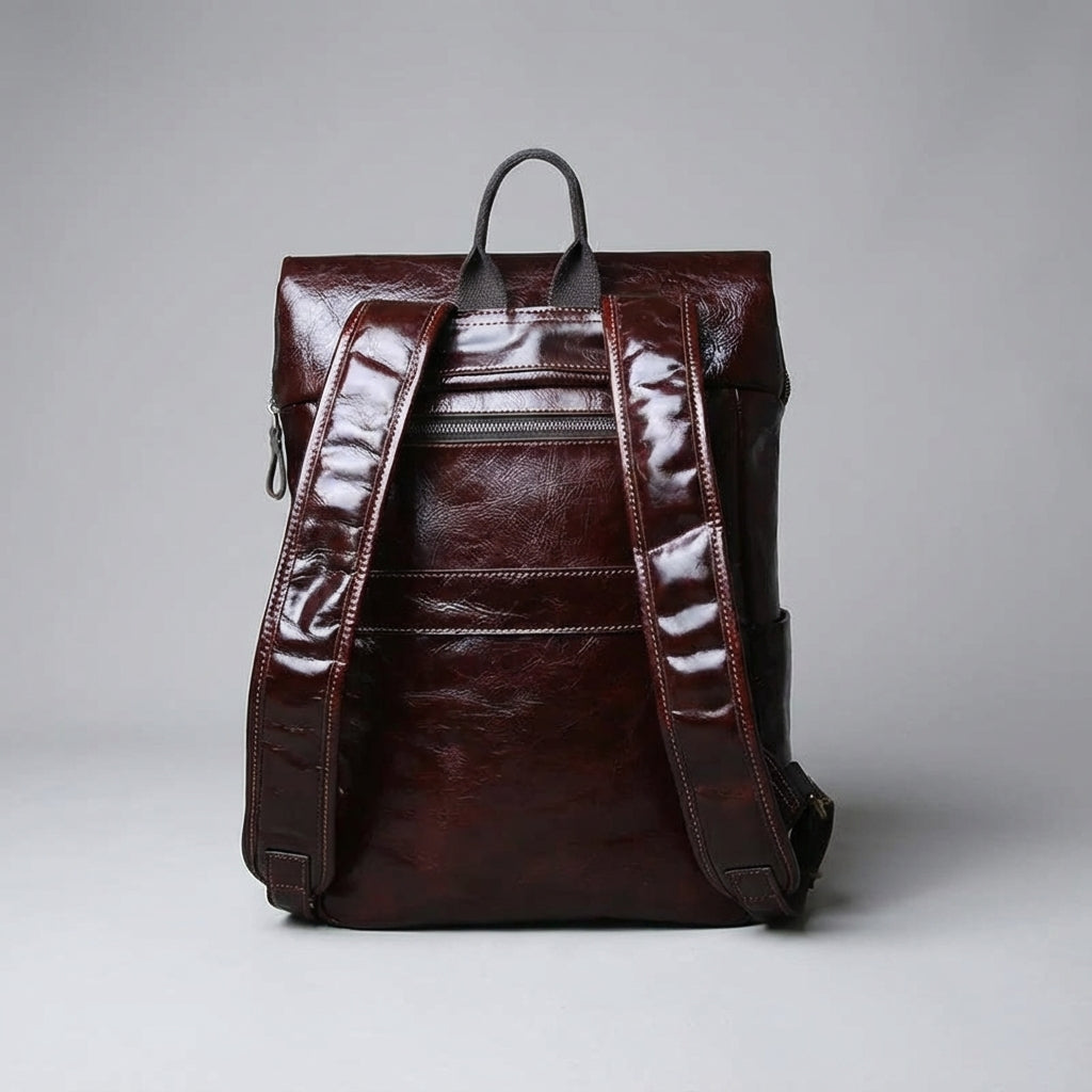 Ruime leren unisex rugzak met laptopvak, perfect georganiseerd voor school, werk of reizen.