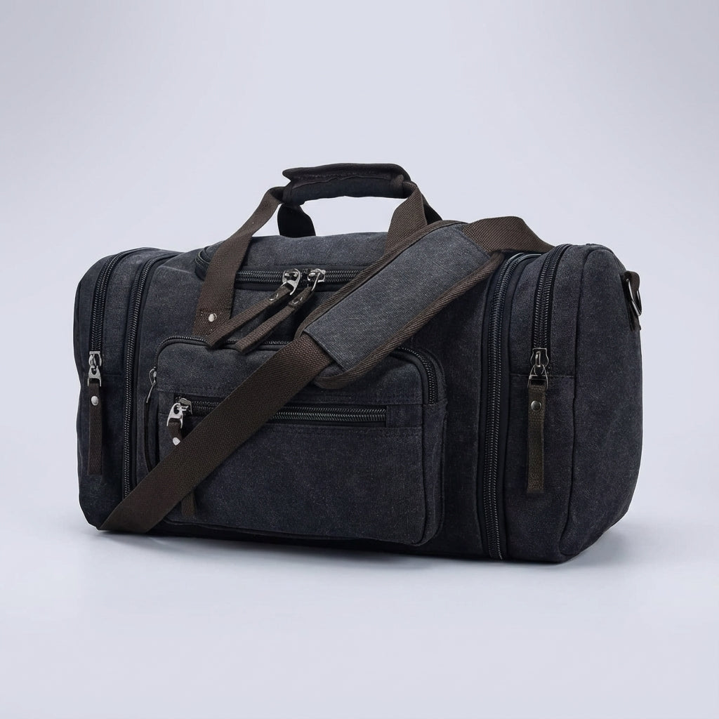 Unisex WeekenderPro canvas reistas gedragen, comfortabel en stijlvol voor elk weekendtrip of als sporttas.