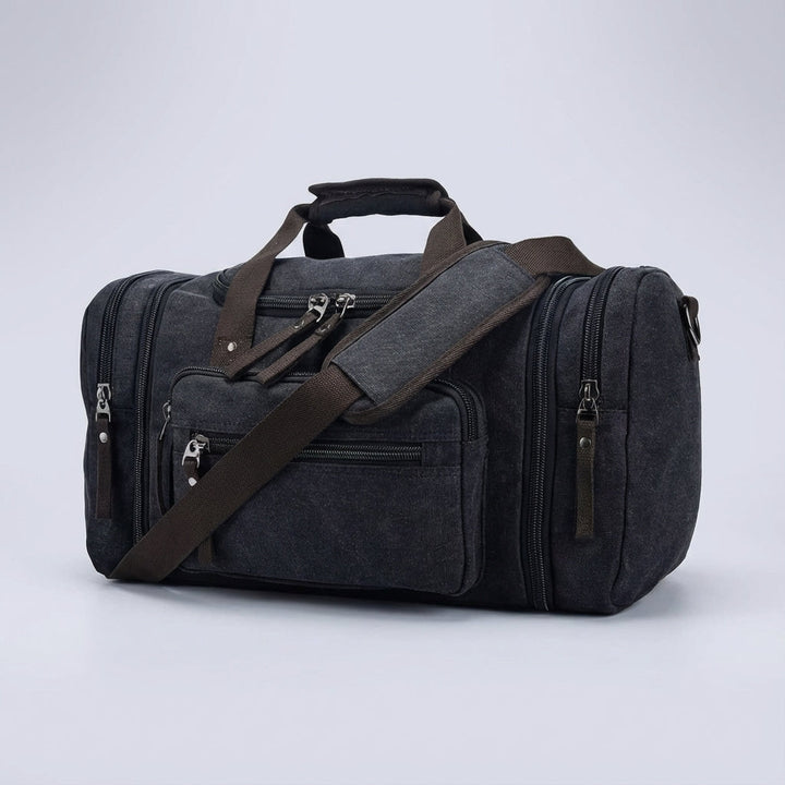 Unisex WeekenderPro canvas reistas gedragen, comfortabel en stijlvol voor elk weekendtrip of als sporttas.