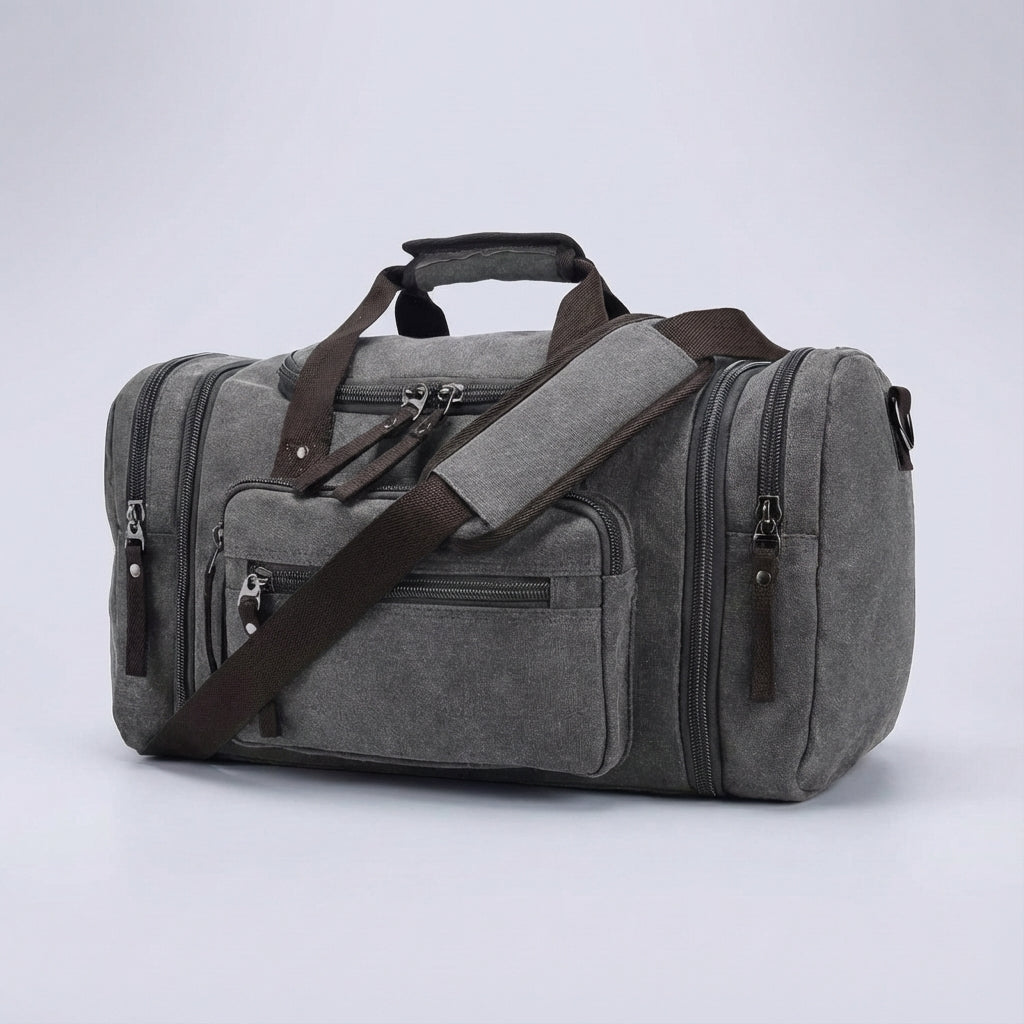 Stijlvolle WeekenderPro canvas weekendtas bij treinperron, perfecte reistas voor korte en lange uitjes.