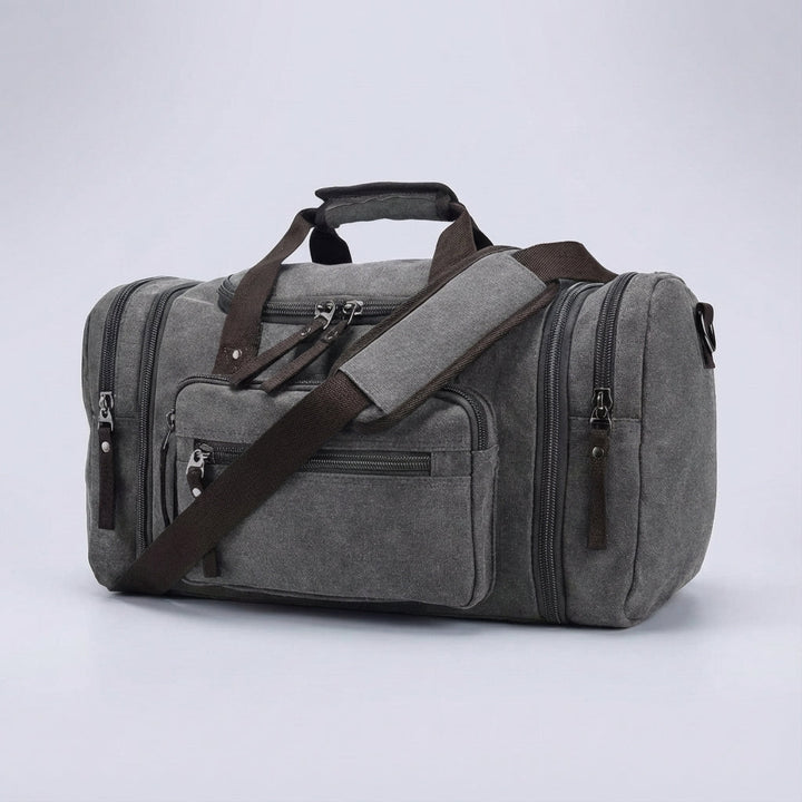 Stijlvolle WeekenderPro canvas weekendtas bij treinperron, perfecte reistas voor korte en lange uitjes.