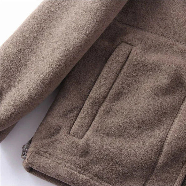 Unisex ultra warme fleece jas in zacht materiaal voor heren en dames, perfect voor koude winterdagen met praktische zakken.