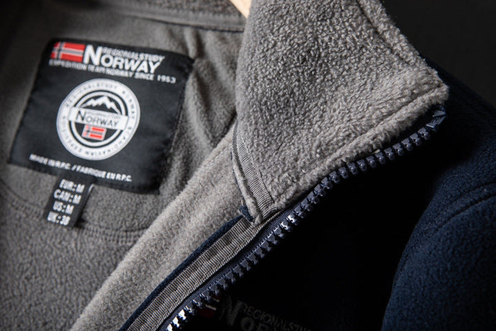 Unisex ultra warme fleece jas in zacht materiaal voor heren en dames, perfect voor koude winterdagen met praktische zakken.