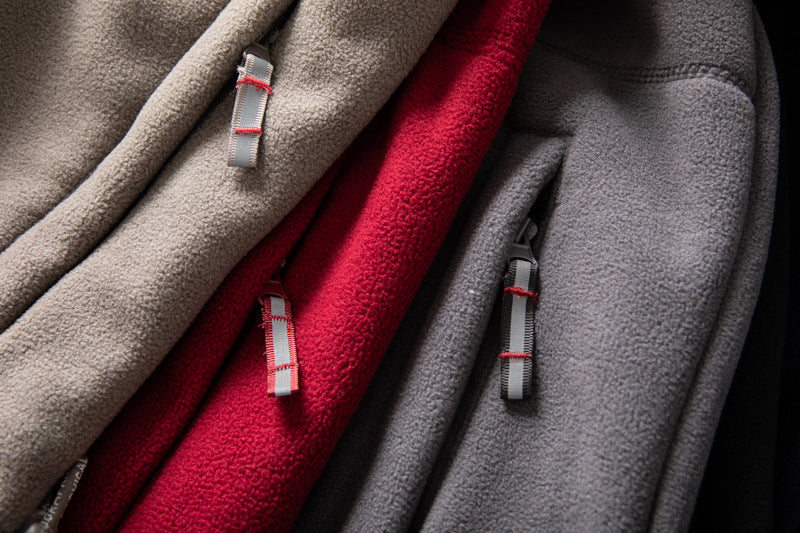 Unisex ultra warme fleece jas in zacht materiaal voor heren en dames, perfect voor koude winterdagen met praktische zakken.