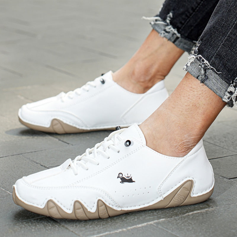 Vrouw sport in UltraFlex barefoot schoenen in de gym. Comfortabele unisex sportschoenen voor diverse oefeningen.