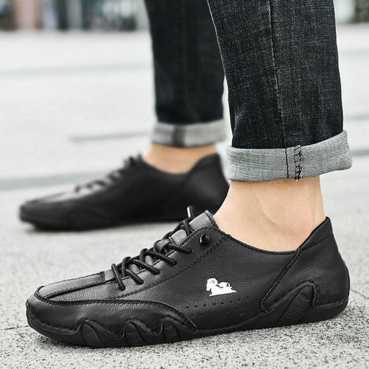 Twee UltraFlex barefoot schoenen, verschillende hoeken. Flexibele, voetvriendelijke unisex schoenen.