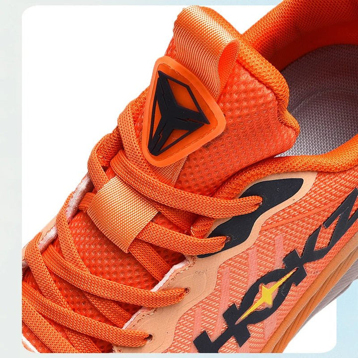 Close-up van de stiksels en afwerking van de hoogwaardige unisex hardloop- en fitness schoenen.