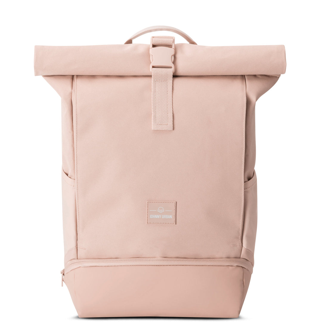 Man draagt UrbanFlow rolltop rugzak; perfect voor werk, studie en stedelijke avonturen.