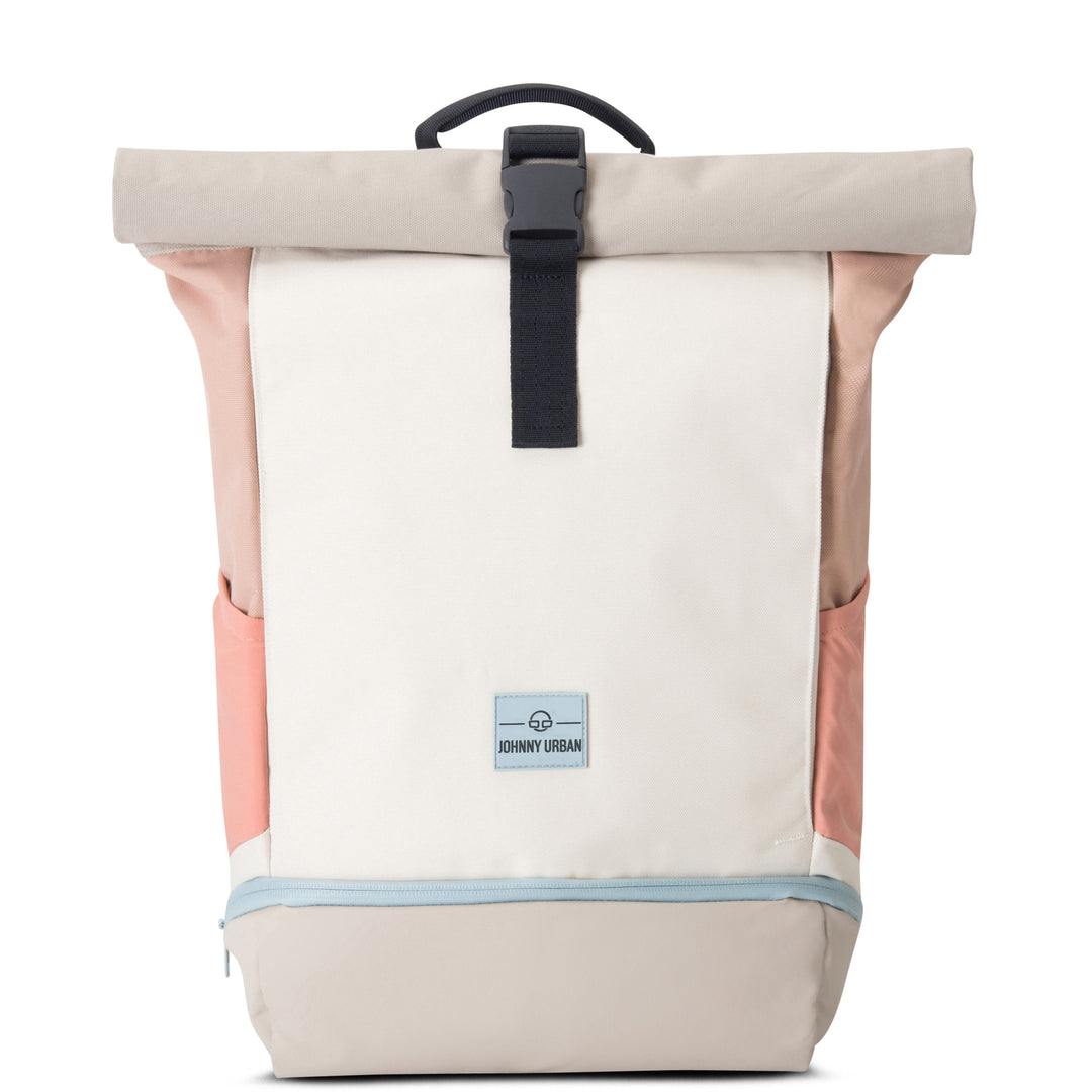 Vrouw draagt moderne UrbanFlow rolltop dagrugzak; stijlvol en praktisch voor onderweg.