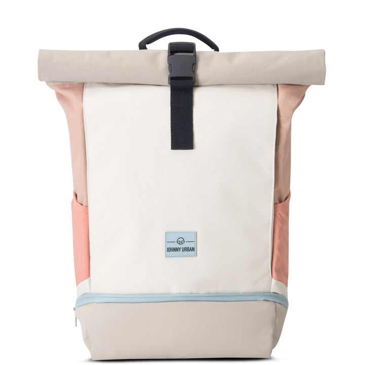 Vrouw draagt moderne UrbanFlow rolltop dagrugzak; stijlvol en praktisch voor onderweg.