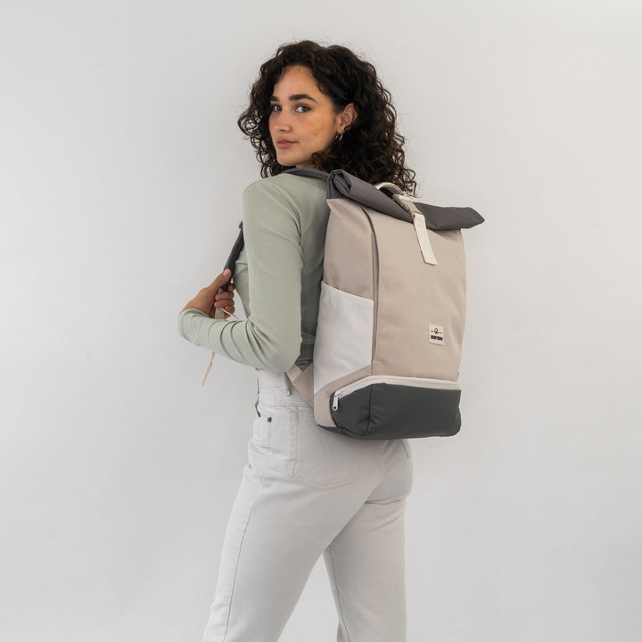 Strakke UrbanFlow rolltop rugzak; unisex design, veelzijdig voor sport, werk en studie.