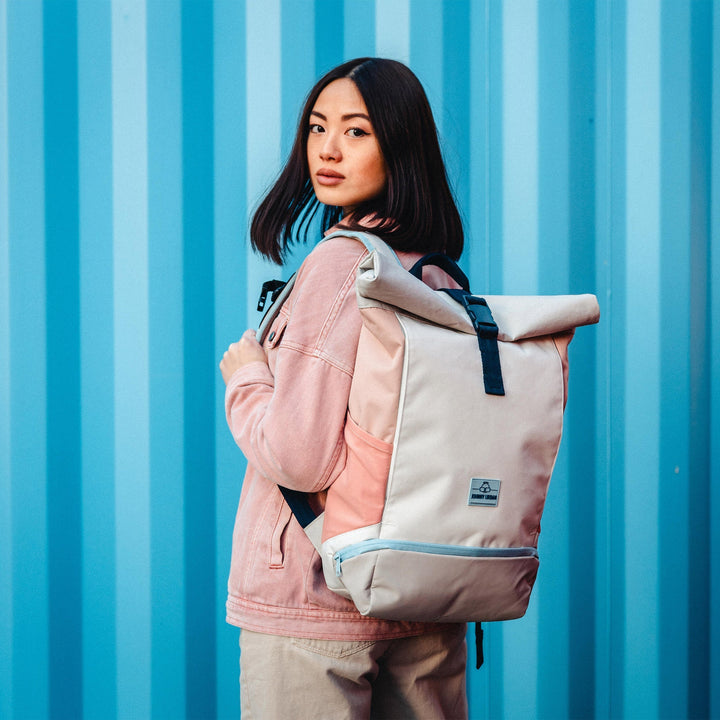 Functionele UrbanFlow rolltop rugzak; georganiseerd interieur, ideaal voor een drukke dag.