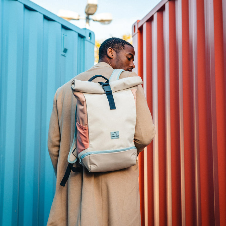 Stedelijke UrbanFlow rolltop rugzak; duurzaam materiaal en modern uiterlijk.