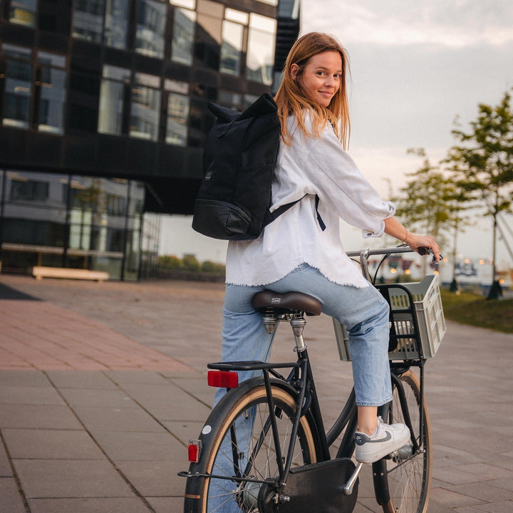 Stijlvolle UrbanFlow rolltop laptoprugzak; ideaal voor stedelijk woon-werkverkeer en studie.