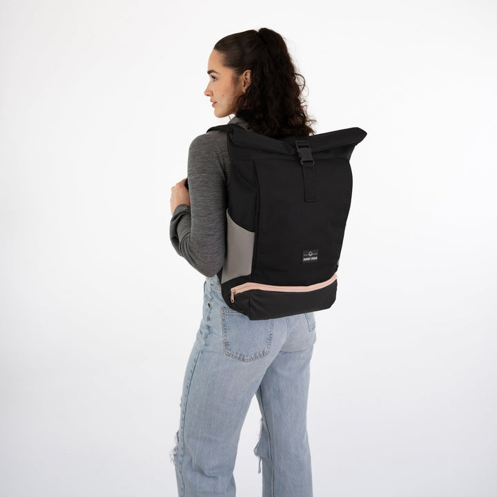 Praktische UrbanFlow rolltop laptoprugzak; beschermt je apparaten in de stedelijke jungle.