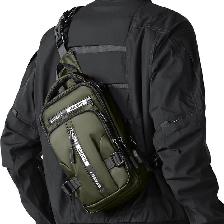 Zwarte UrbanLite nylon crossbody sling rugzak, weerbestendig en robuust, met verstelbare schouderband.