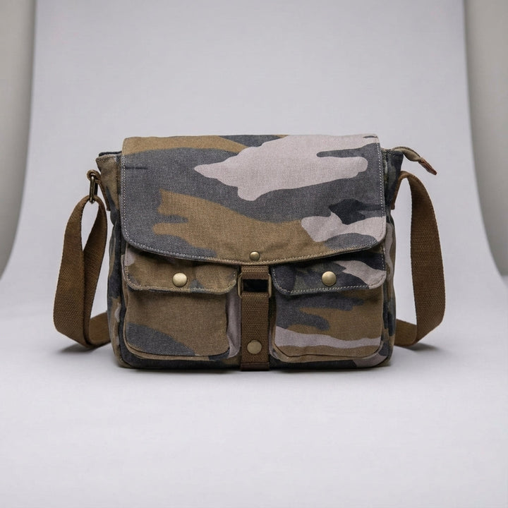 Duurzame vintage canvas crossbody tas, unisex messenger bag van Carryforge voor werk of vrije tijd.