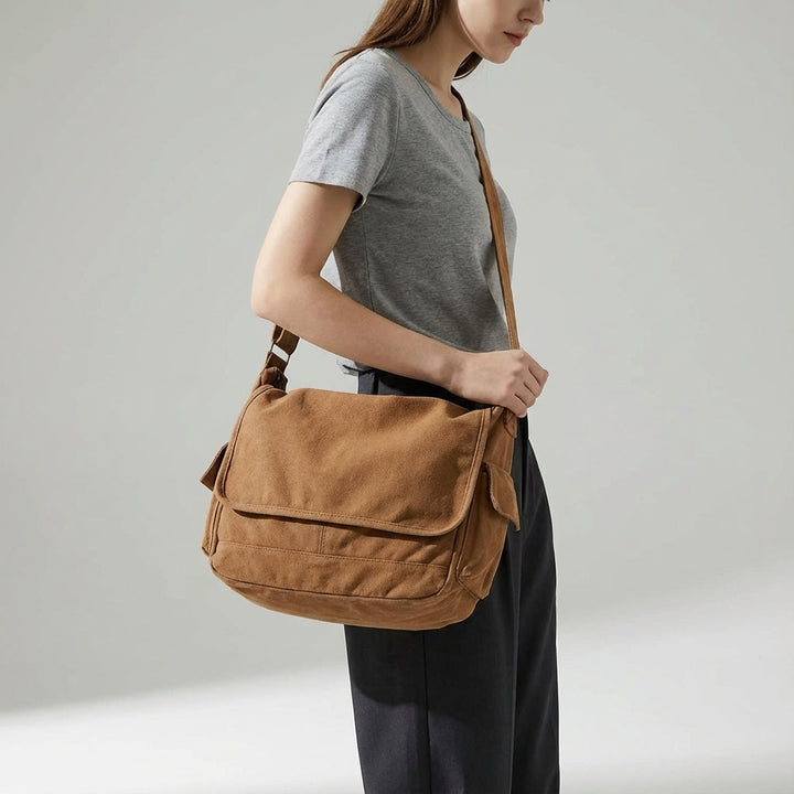 Robuuste en stijlvolle canvas messenger tas, unisex crossbody model, perfect voor duurzaam dagelijks gebruik.