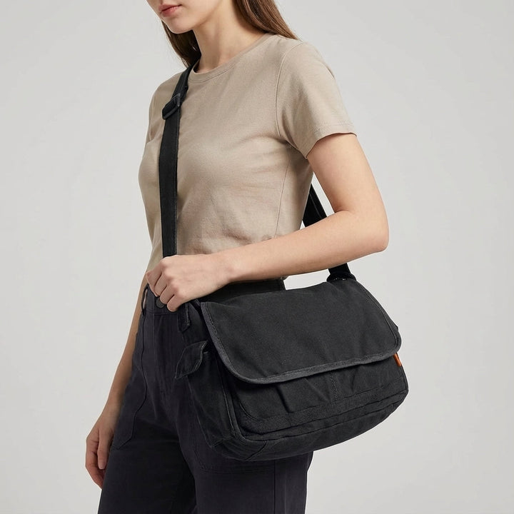 Detailopname van de duurzame canvas stof van de vintage UrbanSatchel schoudertas, robuust en stijlvol.