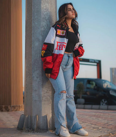 Trendy unisex racejack, combineert vintage stijl met moderne streetwear esthetiek.
