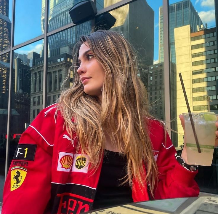 Stijlvol retro racejack voor dames en heren, perfect voor streetwear looks.