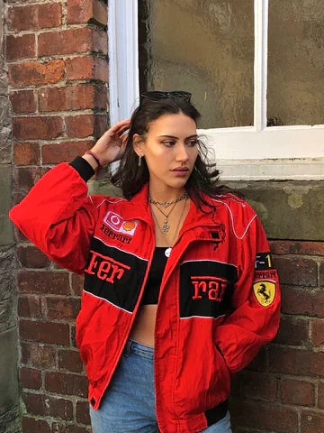 Rood retro racejack, unisex model, geschikt als lichte lente- en zomerjas.