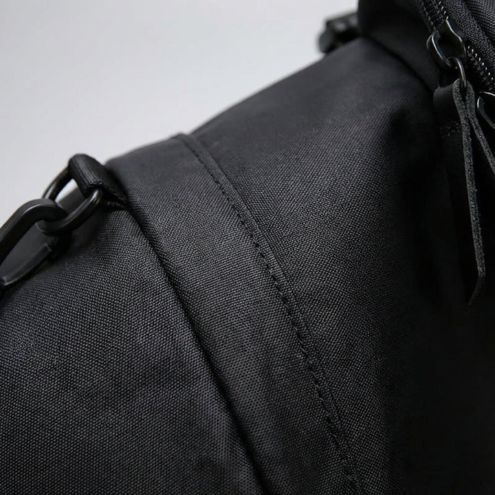 Unisex model draagt lichtgewicht Voyagrin multifunctionele reistas comfortabel op de rug, ideaal voor dagelijks gebruik.