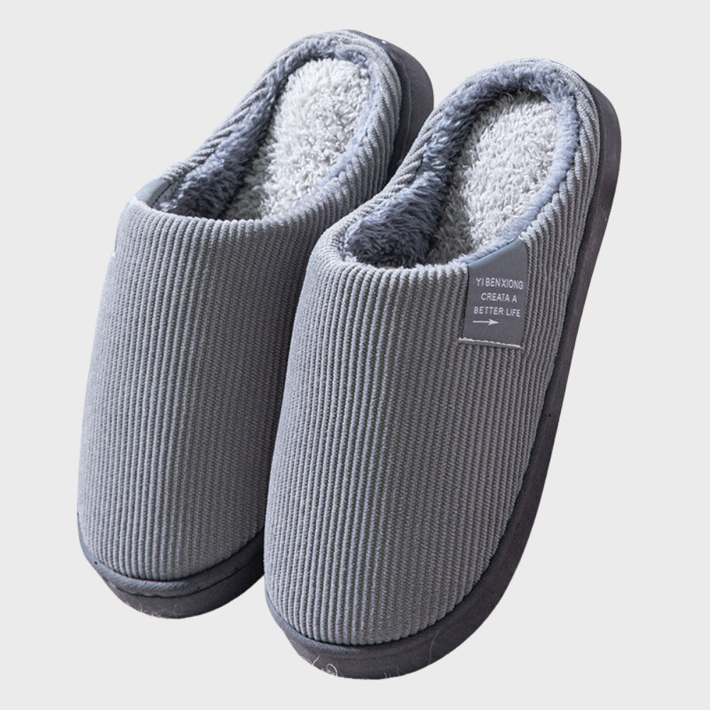 Detailopname van de warme binnenvoering van comfy unisex winterpantoffels voor thuis