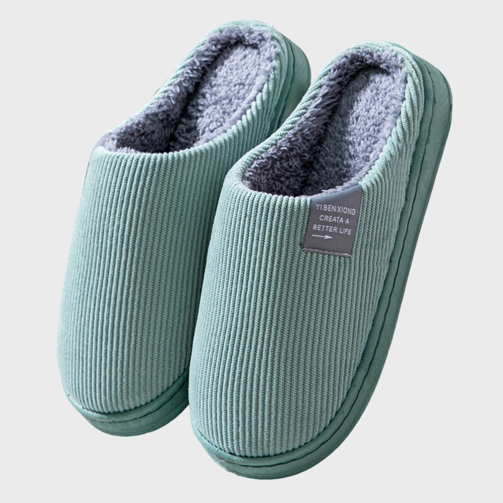 Een paar zachte, bruine huispantoffels voor heren en dames, nieuw en comfortabel