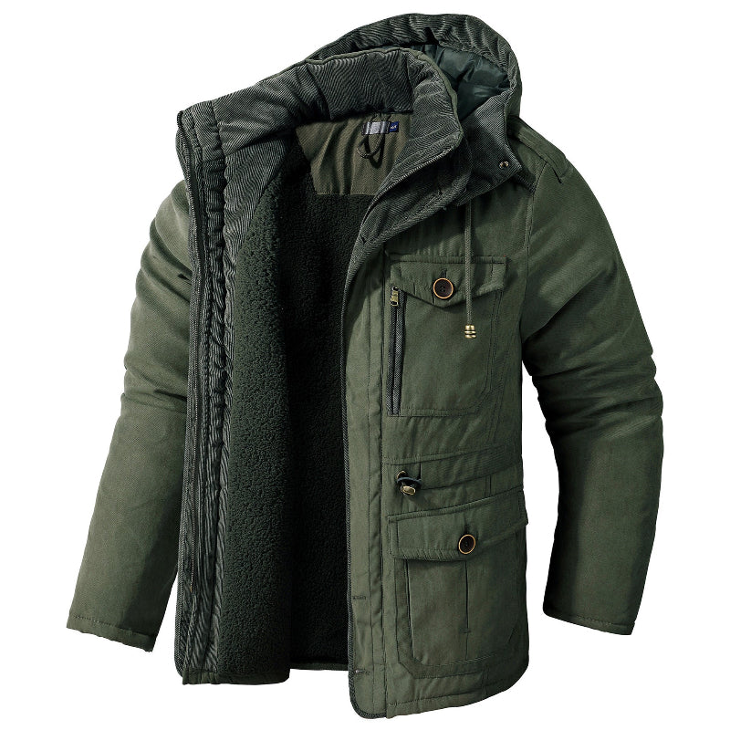 Model draagt een casual unisex parka, warm en weerbestendig, perfect voor outdoor activiteiten in de winter.