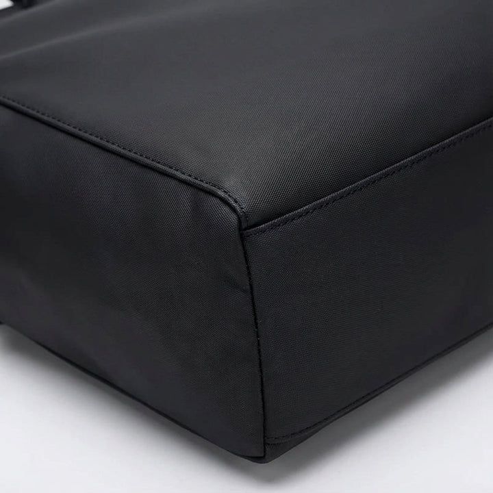 Duurzame DryCarrier waterafstotende schoudertas voor laptops, perfect voor reizen en dagelijks woon-werkverkeer.