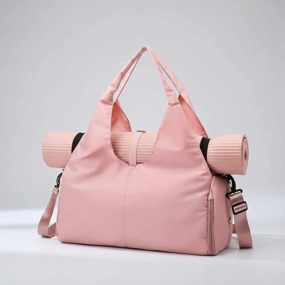 Open unisex yogasporttas toont georganiseerde vakken voor kleding, schoenen en accessoires.