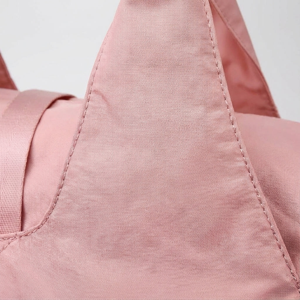 Detail van de duurzame, waterafstotende stof van de unisex sporttas, perfect voor yoga en gym.