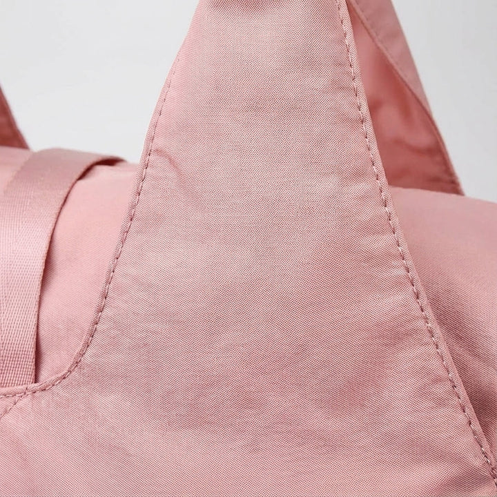Detail van de duurzame, waterafstotende stof van de unisex sporttas, perfect voor yoga en gym.