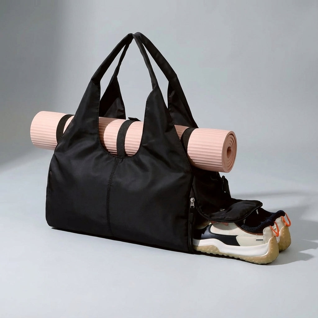 Stijlvolle unisex duffelbag gedragen over de schouder, geschikt als gymtas of korte reistas.