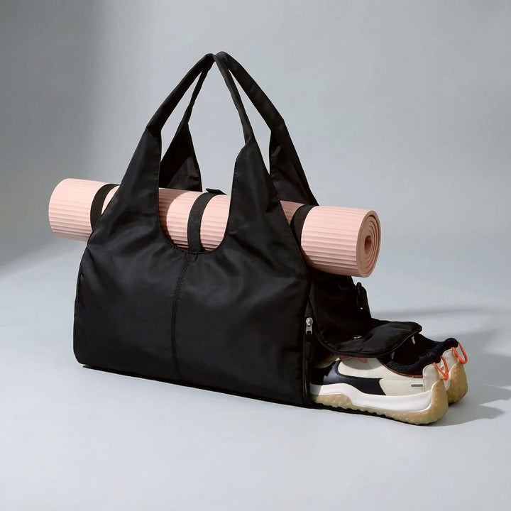Stijlvolle unisex duffelbag gedragen over de schouder, geschikt als gymtas of korte reistas.