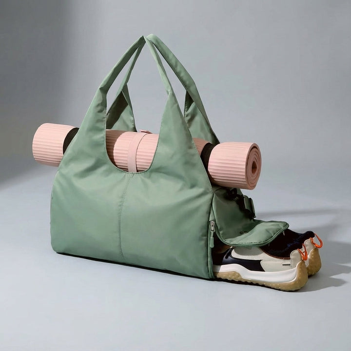 Moderne donkergekleurde unisex fitness tas met strak design, waterafstotend en klaar voor elke workout.