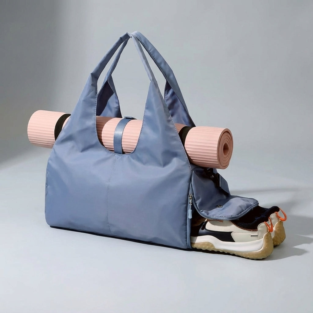 Unisex sporttas naast yogamat en gewichten in de sportschool, klaar voor een intensieve workout.
