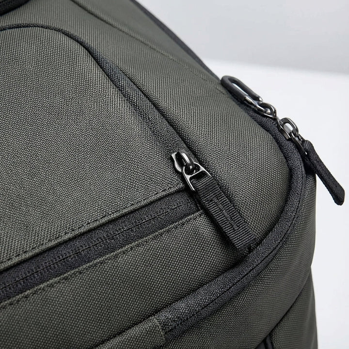 Anti-diefstal unisex laptoprugzak ChargeRover, waterdicht voor veilige opslag van je 17.3 inch laptop.