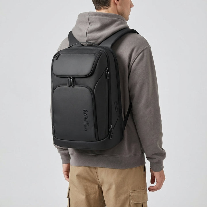 Compacte waterdichte dagrugzak ChargeRover voor 17.3 inch laptop, ideaal voor reizen en pendelen.
