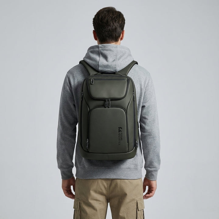 Duurzame waterdichte laptoprugzak ChargeRover, unisex design voor 17.3 inch laptops, beschermt tegen weer en wind.