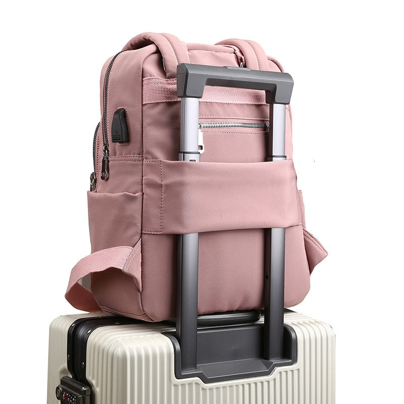 Unisex waterdichte rugzak met USB-oplaadpoort, ideaal voor reizen, school en werk. Anti-diefstal design.