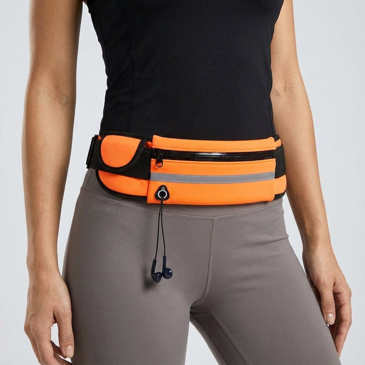 Close-up van de duurzame, waterdichte stof van de RunBelt sport heuptas; beschermt je waardevolle spullen.